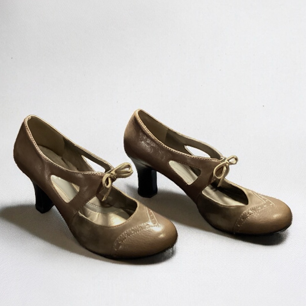 NATURAIZER LEATHER HEELS SIZE 9.5